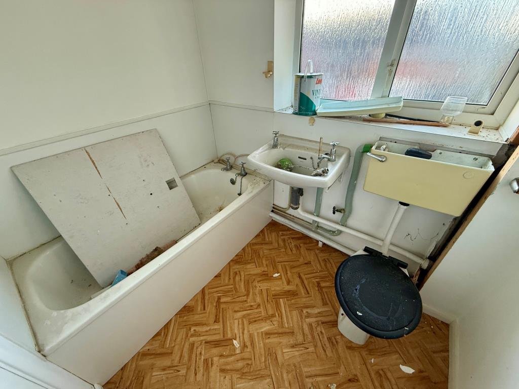 Lot: 58 - DOCTORS SURGERY WITH VACANT UPPER PARTS OFFERING POTENTIAL - Bathroom with W.C.